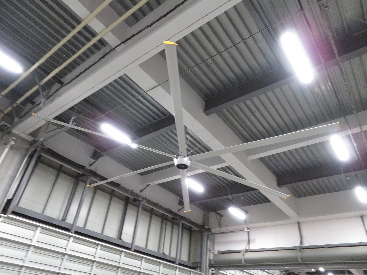 大型シーリングファンの羽根の枚数による風の違いに付きまして